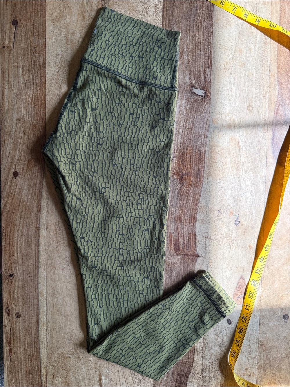 lululemon Wonder Under size 8 Olive Green Patterned Leggings